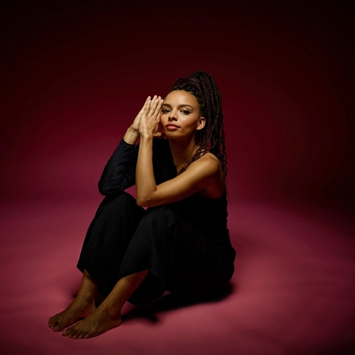 Maë Defays, chanteuse et guitariste Jazz professionnelle à Paris